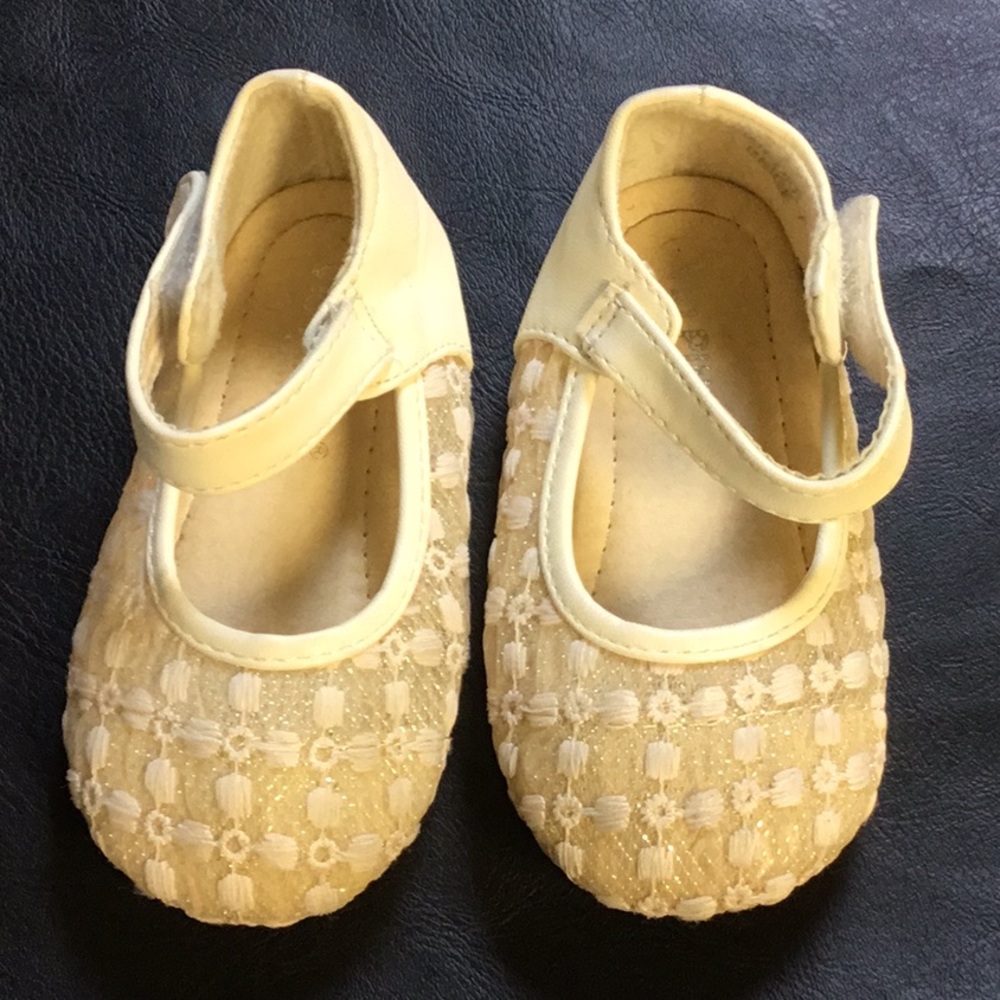 4 for $20 Lil girls shoes, sz 7; ivory